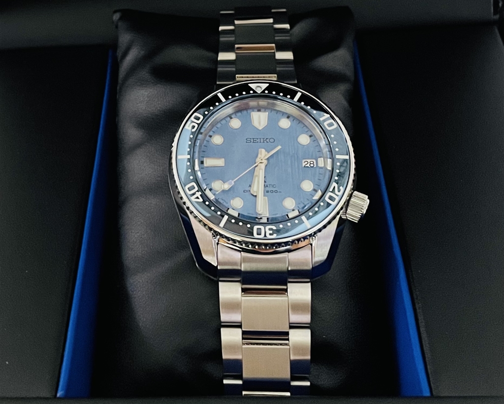 価格.com - 『ベゼル・インサートは光沢感の有る特殊コーティング付き