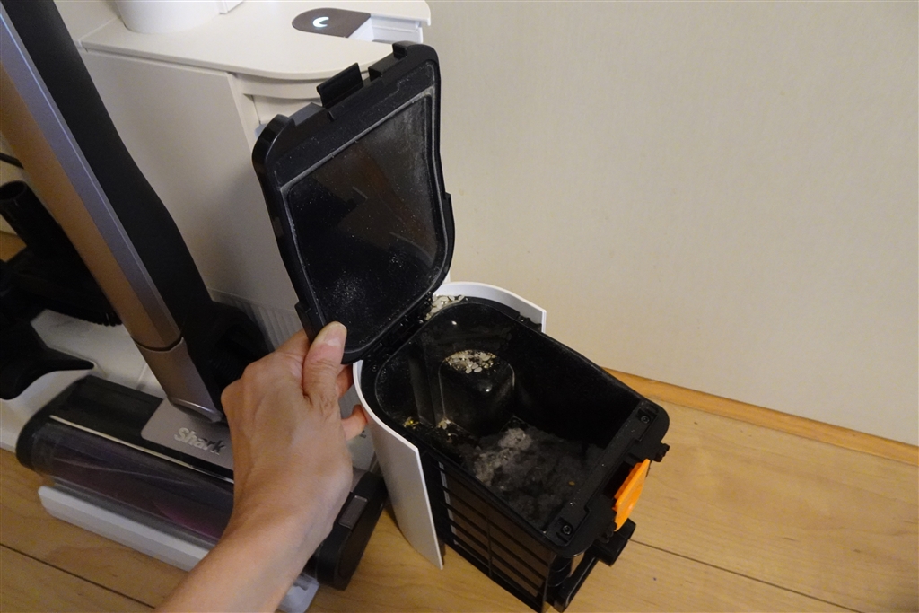 価格.com - 『約3週間使用後のダストボックス内に溜まったゴミ。フタは