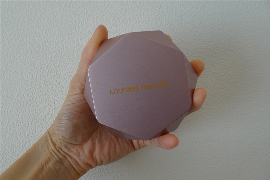 価格.com - 『手のひらサイズの本体。化粧コンパクトのように手の中に
