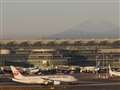 飛行機と背景に富士山