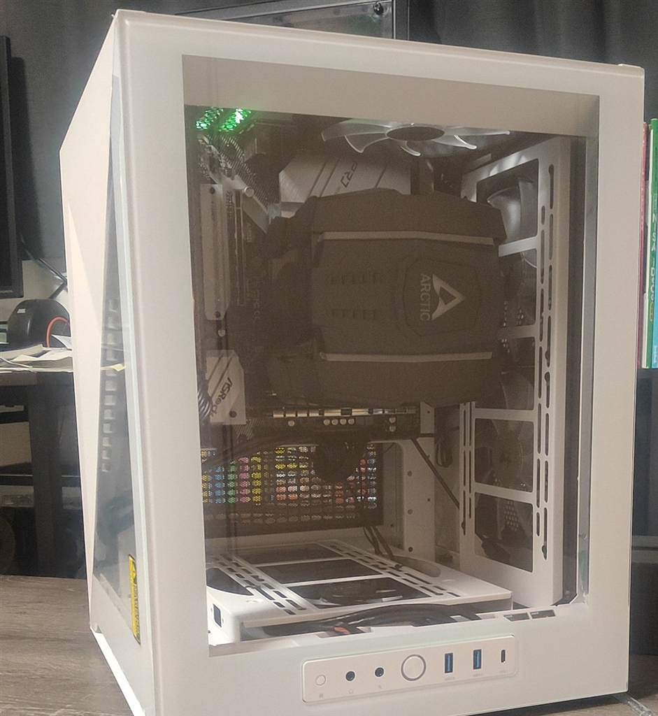 価格.com - 『縦置き向き(内部がよく見るのでお勧め)』Thermaltake