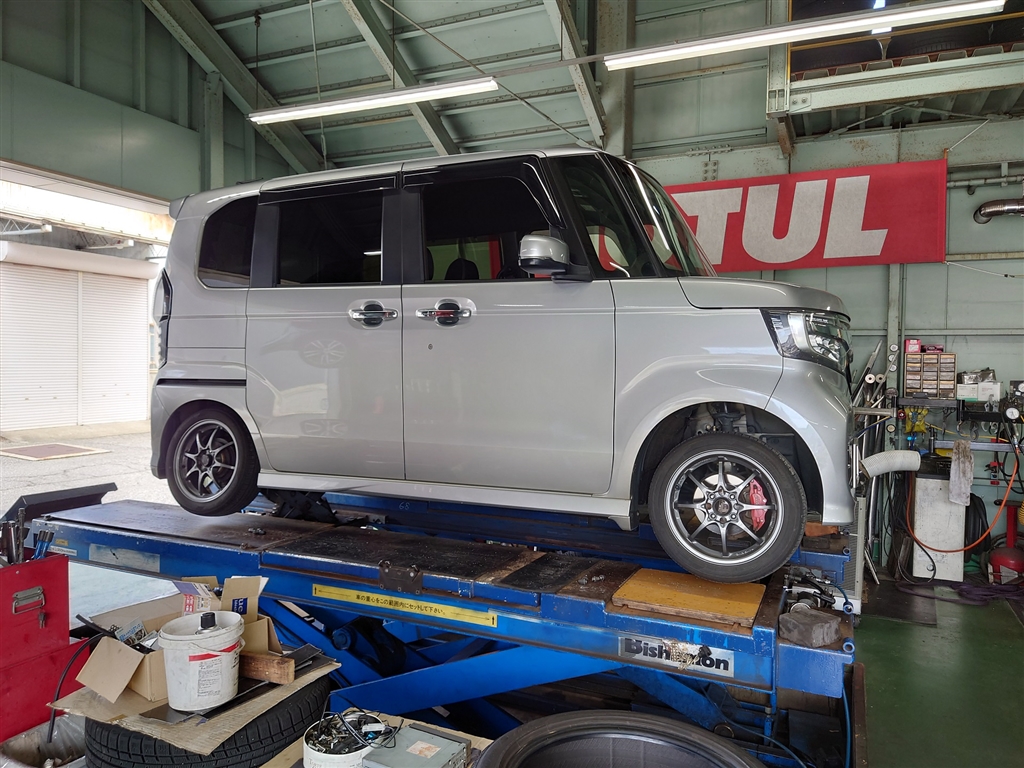 価格.com - 『画像① 交換作業のためリフトアップされたN-BOXカスタム
