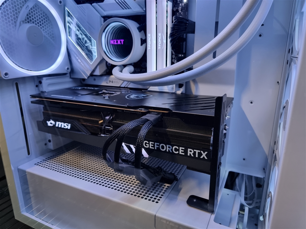 価格.com - 『NZXTのH7 ELITEには余裕で入りました。』MSI