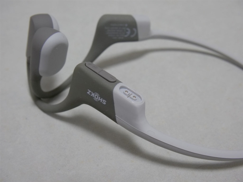 価格.com - 『充電は付属の専用ケーブルで。磁石吸着なので着脱が楽