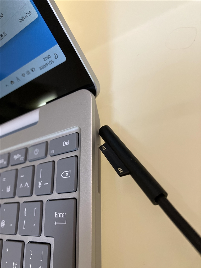 価格.com - 『パソコンと充電コードの差し込み口の形』マイクロソフト