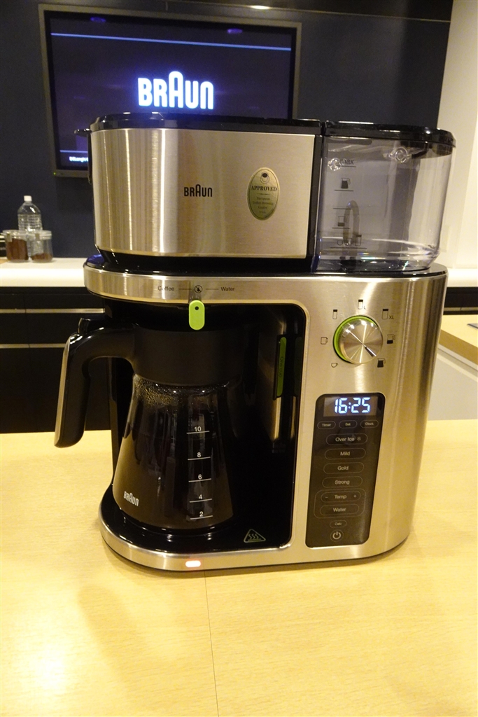 『四角くフラットなフォルムとシルバーを基調としたスタイリッシュなデザインが魅力的』ブラウン マルチサーブ コーヒーメーカー