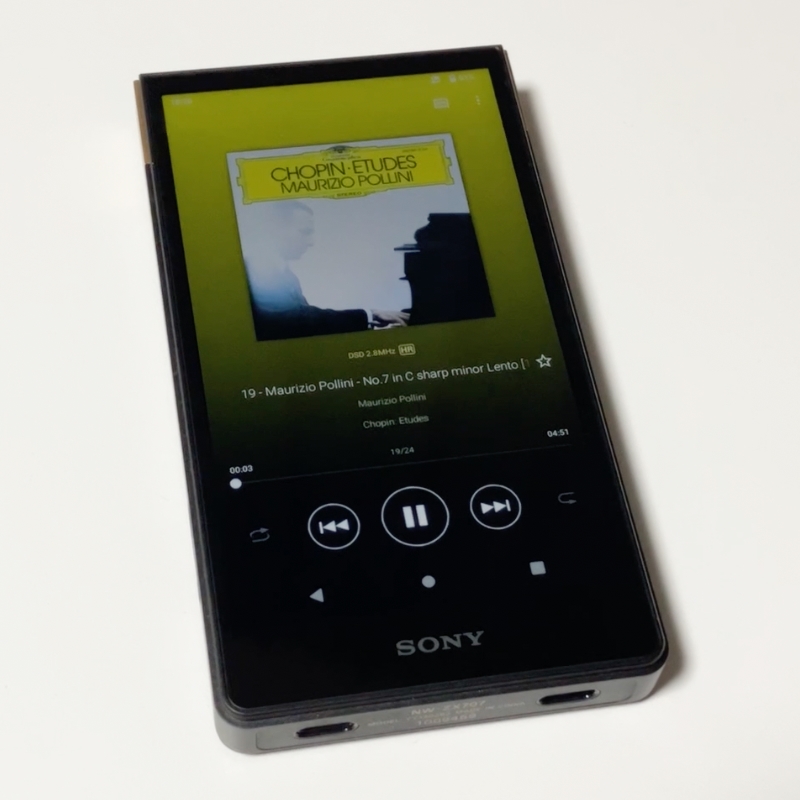 価格.com - 『画面の背景色がカバーアートの基調色に合わせて