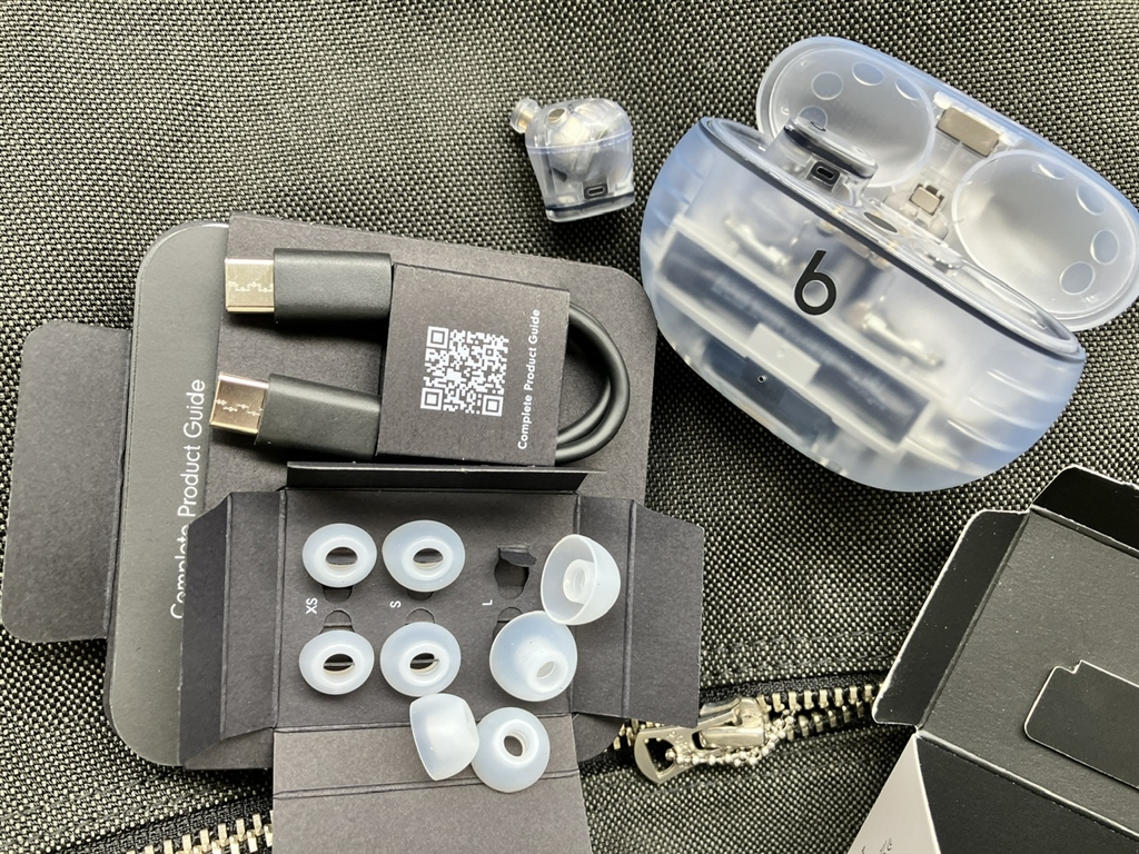 価格.com - 『中身。イヤホン本体、イヤーチップ4サイズ、充電