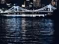 隅田川に架かる清洲橋。ナイトモードは自動で切り替わる。