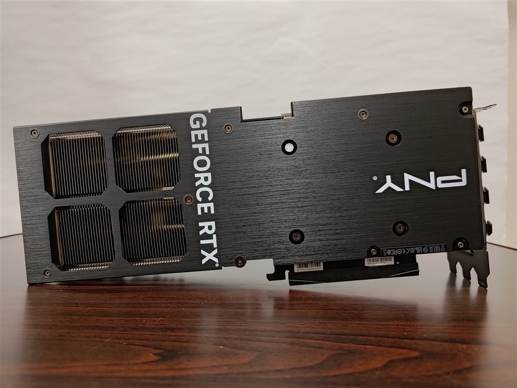価格.com - 『背面。基板は半分ぐらいなんですね』PNY GeForce RTX