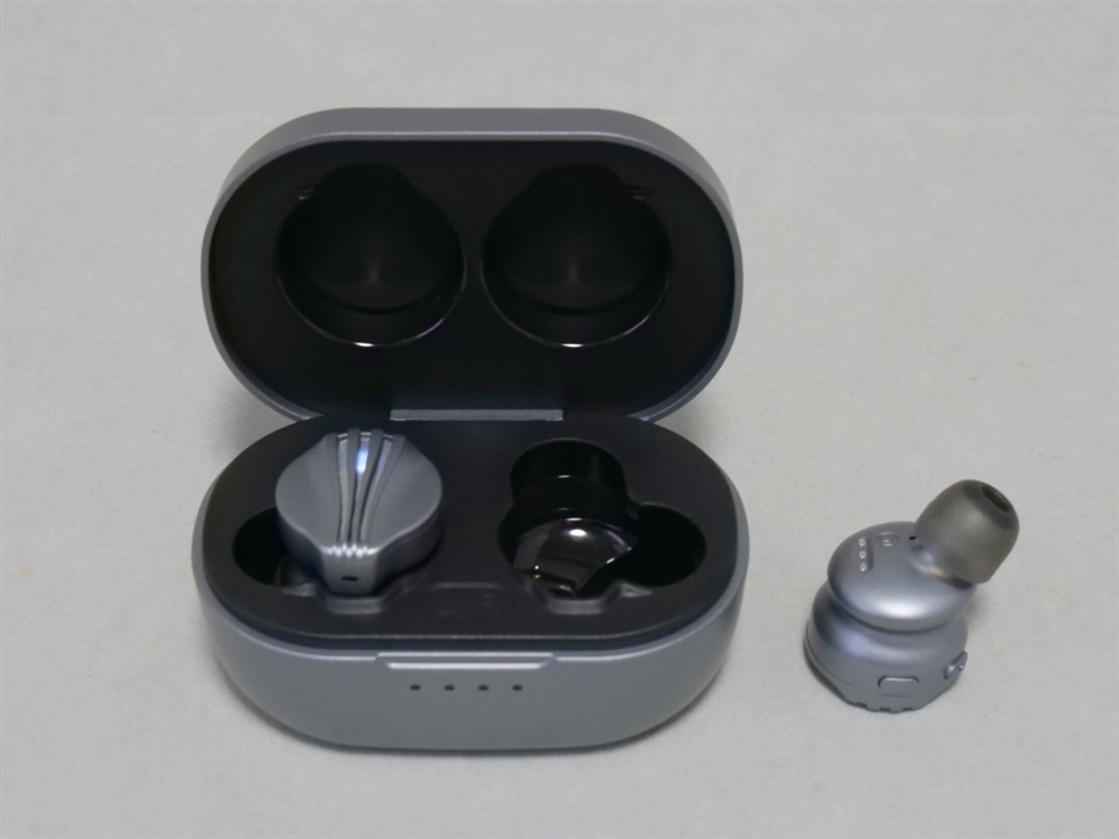 価格.com - 『充電器兼用ケースに収めた様子』FiiO FW3 FIO-FW3-DG