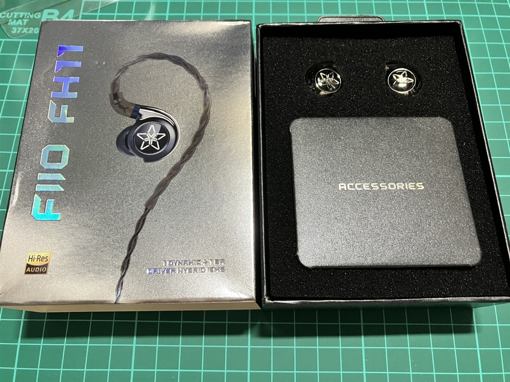 価格.com - 『外箱を開けると... 値段なりの包材です。』FiiO FH11 FIO-IEM-FH11-B [Black ...