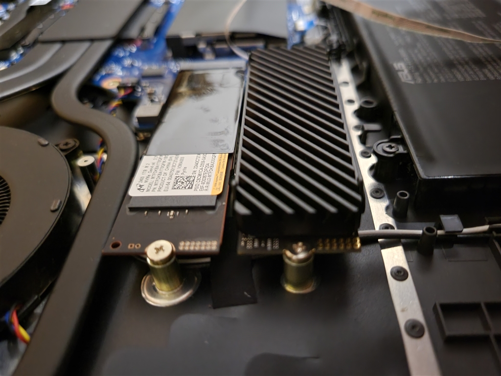 価格.com - 『ヒートシンク付でも楽々刺さります。』ASUS ROG Strix