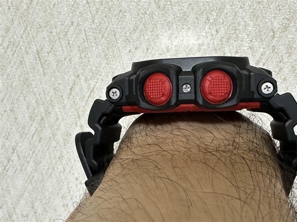 価格.com - 『分厚い。そしてボタンは奥まってて押しにくい