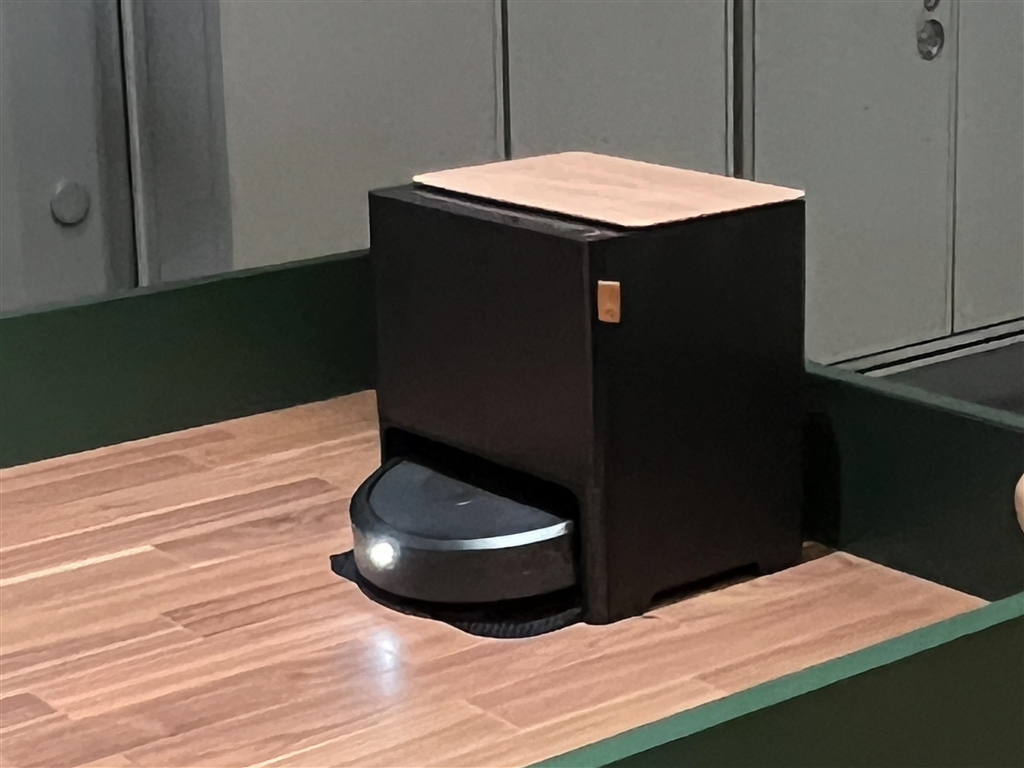 価格.com - 『クリーンベースに本体を設置したところ』iRobot ルンバ