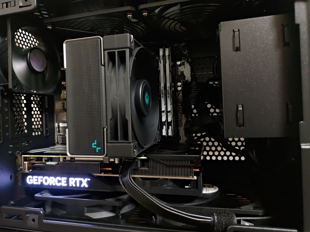 価格.com - 『内部 GALAKURO GAMING GG-RTX4070-E12GB/DF CPUクーラー