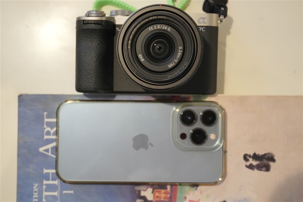 価格.com - 『iPhone 13Proとα7CII+24mmf2.8 - スマホと並べても違和感