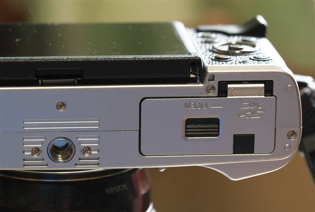 価格.com - 『隙間が開いていて、電池蓋の造りも貧弱です』オリンパス