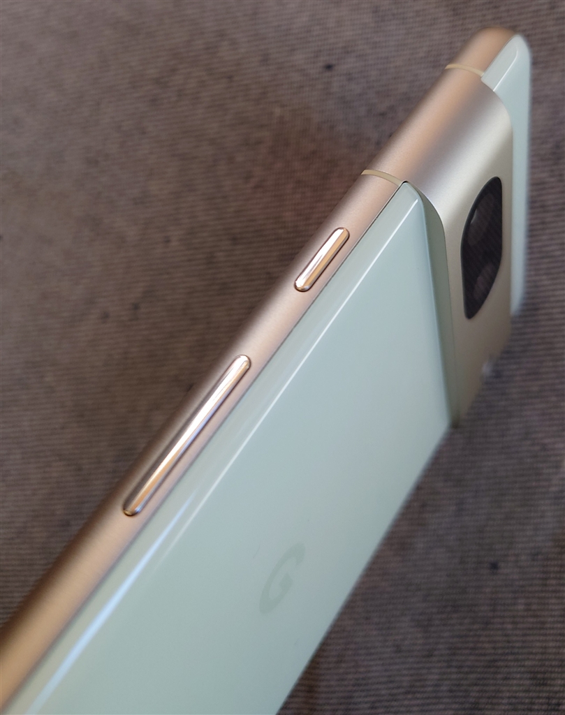 価格.com - 『金色の電源、音量ボタンがエレガンス。』Google Pixel 7