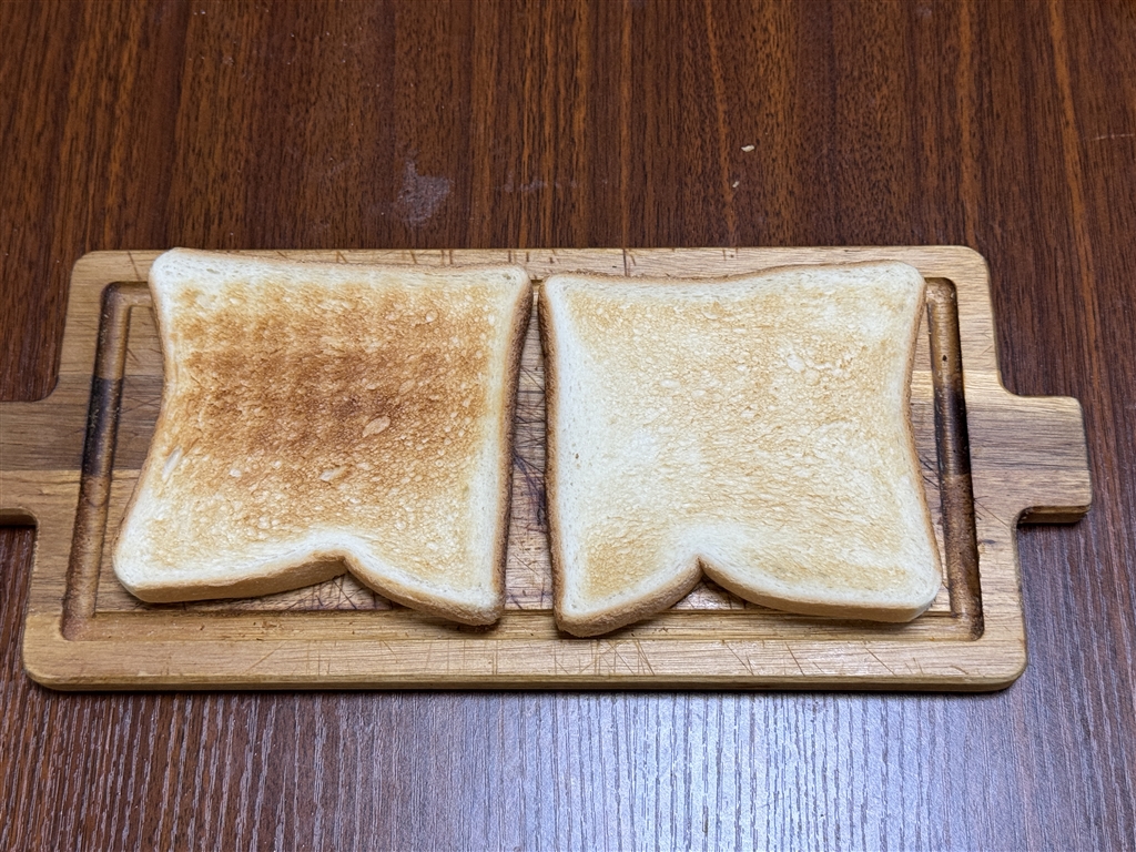 価格.com - 『トーストモードで焼いたパンの裏表。』ツインバード 匠
