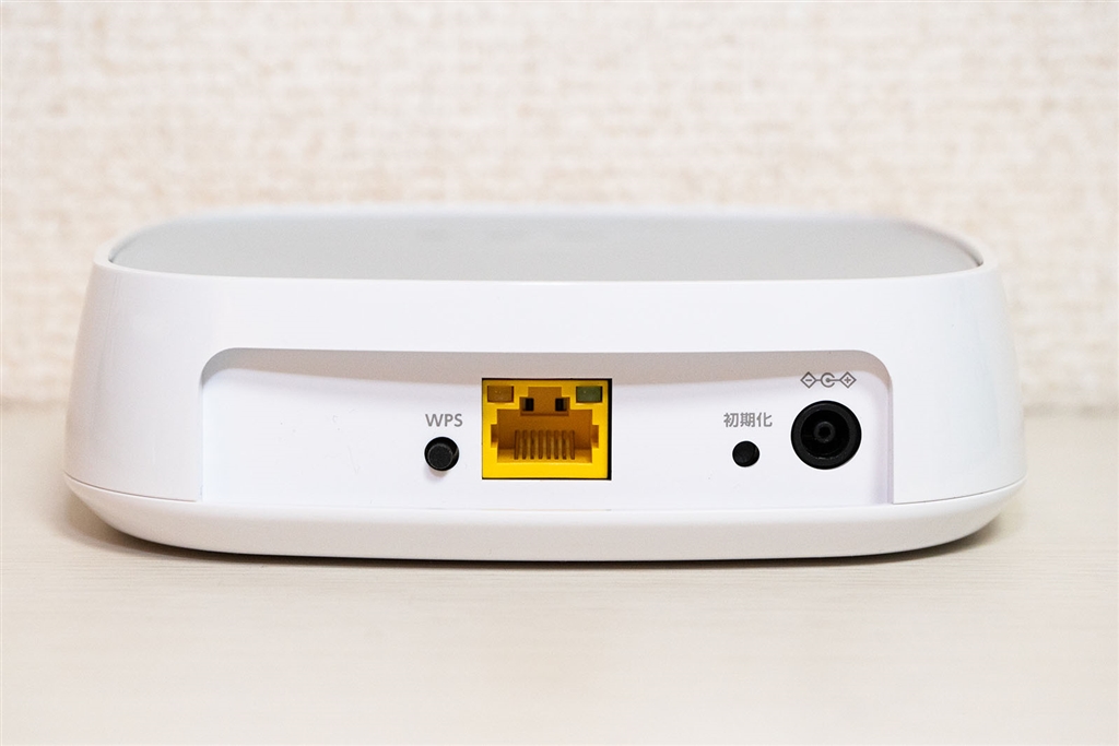 価格.com - 『本体後ろ側。有線ランコネクタ、電源コネクタ
