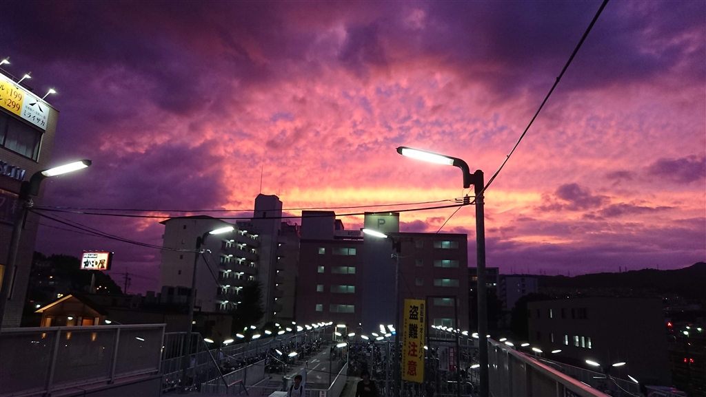 価格.com - 『高校の帰りに駅の歩道橋から見えた夕焼けを撮影』SONY