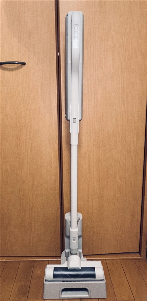 価格.com - 『スタンドに立たせたところ。スタンドは他モデルと共用