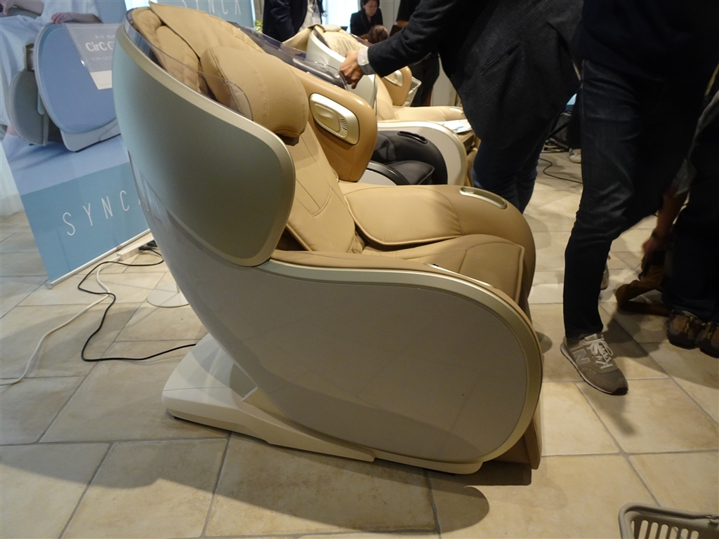 価格.com - 『横から』フジ医療器 SYNCA CirC GRACE マッサージチェア