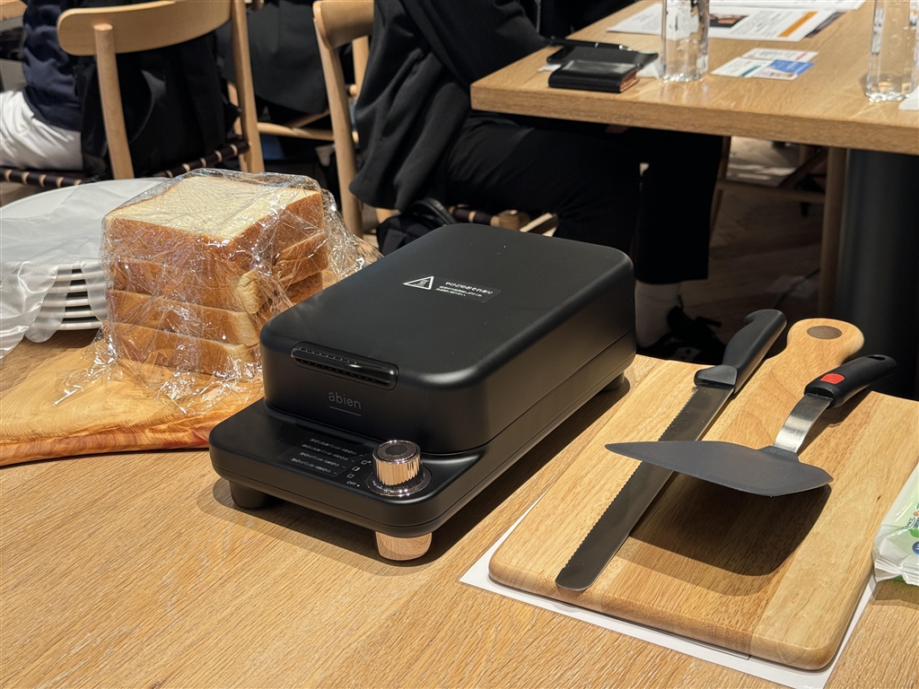 価格.com - 『製品説明会でのワンシーン。マットブラックの