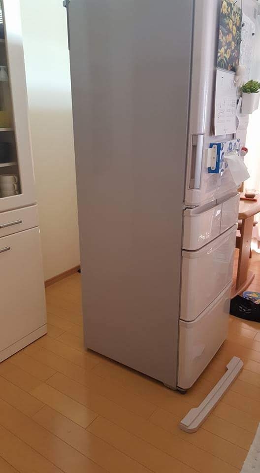 価格.com - 『裏側の清掃時は手前下のカバーを外してコロコロを動かす