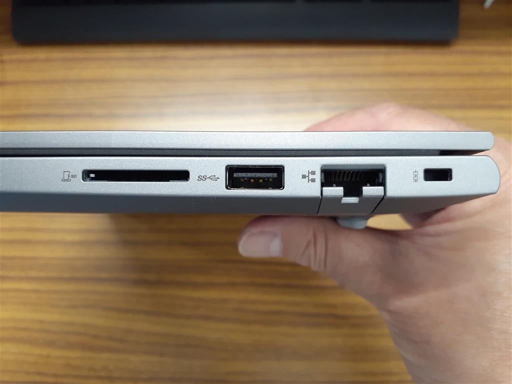 価格.com - 『右側面： 有線LAN、USBポート、SDカードリーダー』Lenovo