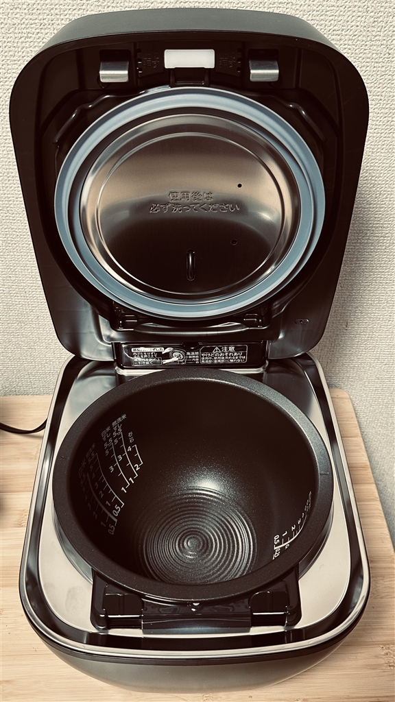 価格.com - 『フタを開けたところ。内釜底面には14もの凹凸がある
