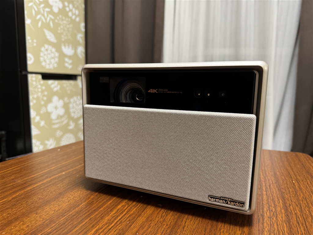 価格.com - 『本体を正面から見たところ。電源を入れるとカバー