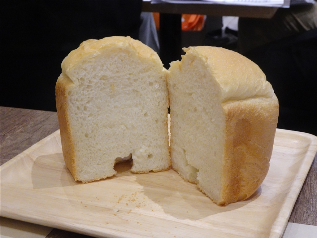 価格.com - 『焼きあがった食パンは、食べきりサイズの0.6斤