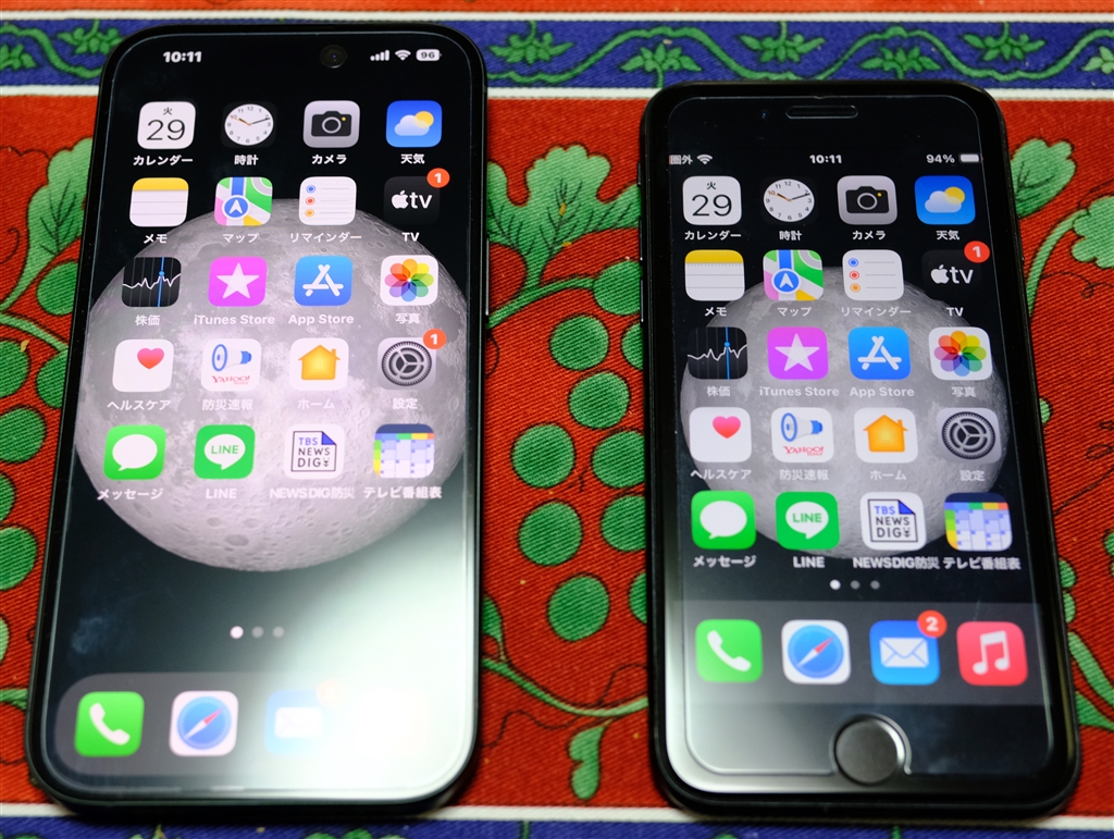 価格.com - 『iPhone15とSE 3サイズ比較…小さな私の手にはSE 3がjust