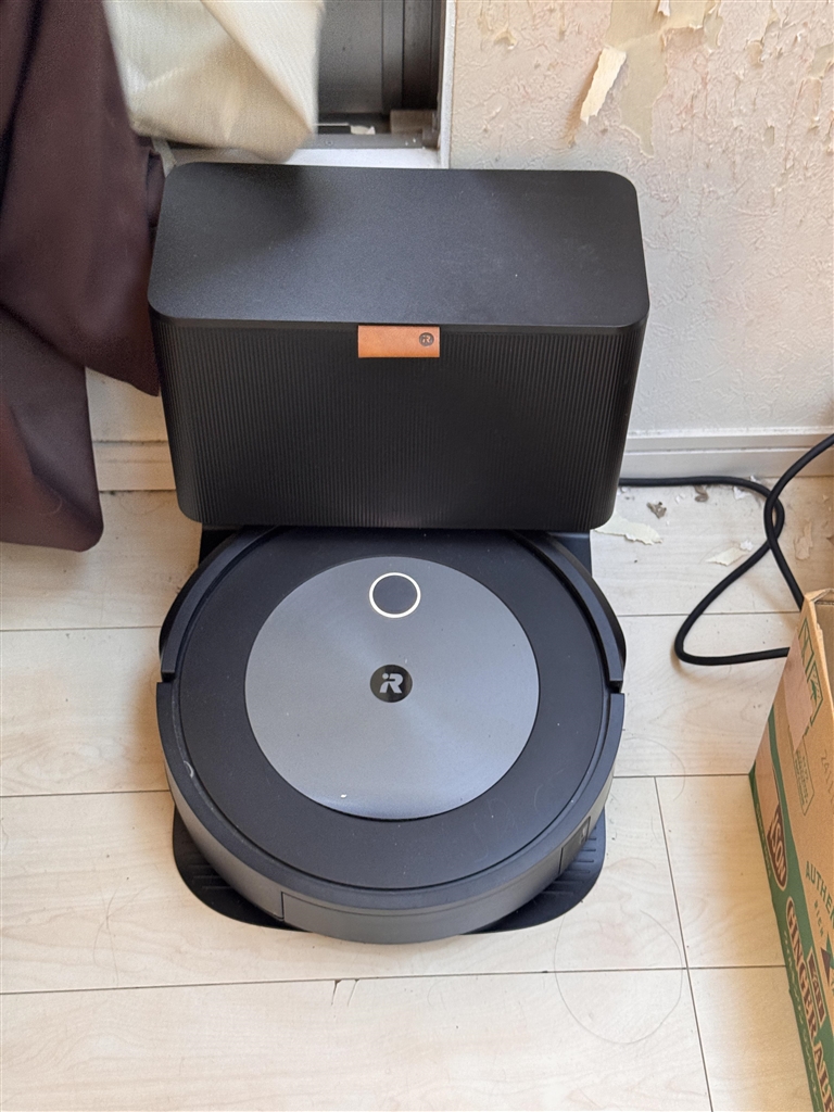 価格.com - 『クリーンドックと「Roomba Combo j5+」本体。』iRobot