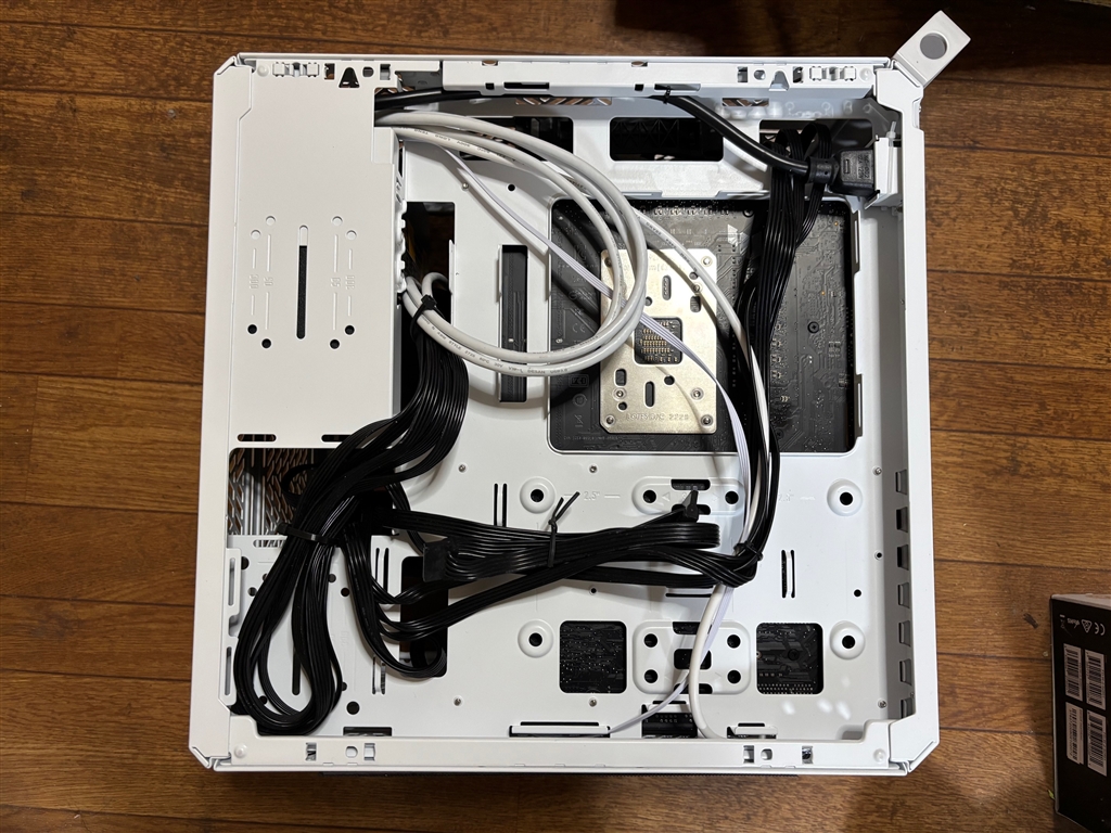 価格.com - 『組み立て②』COOLER MASTER QUBE 500 Flatpack White