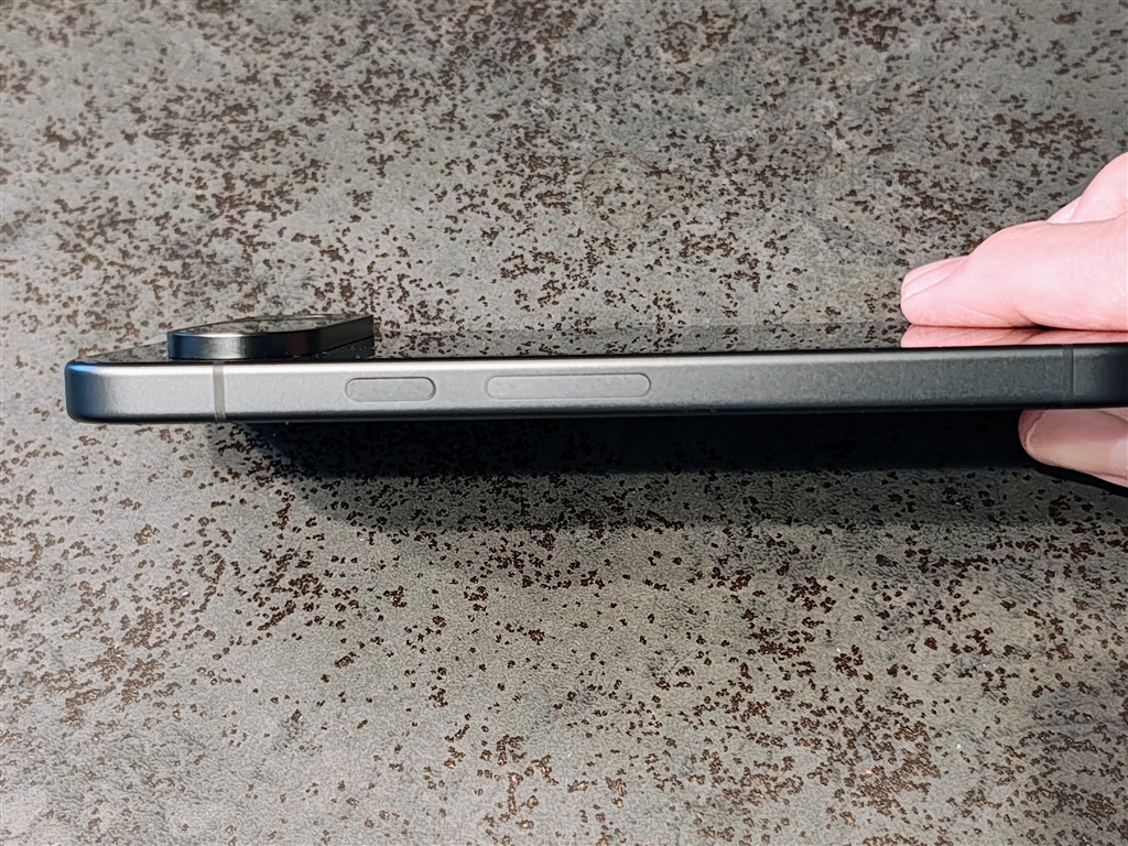価格.com - 『カメラバー。かなり飛び出ている。』Google Pixel 9