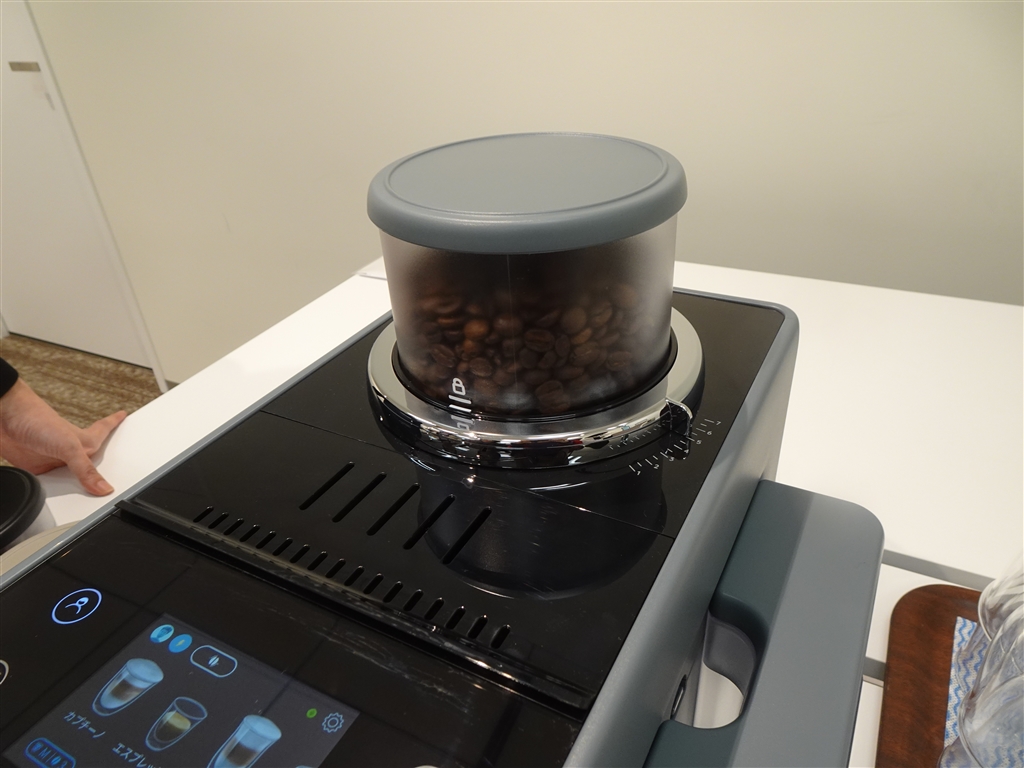 新品未使用品デロンギ　リヴェリア　ペブルグレー　exam44055g DeLonghi（デロンギ）リヴェリア 全自動コーヒーマシン ぺブルグレー