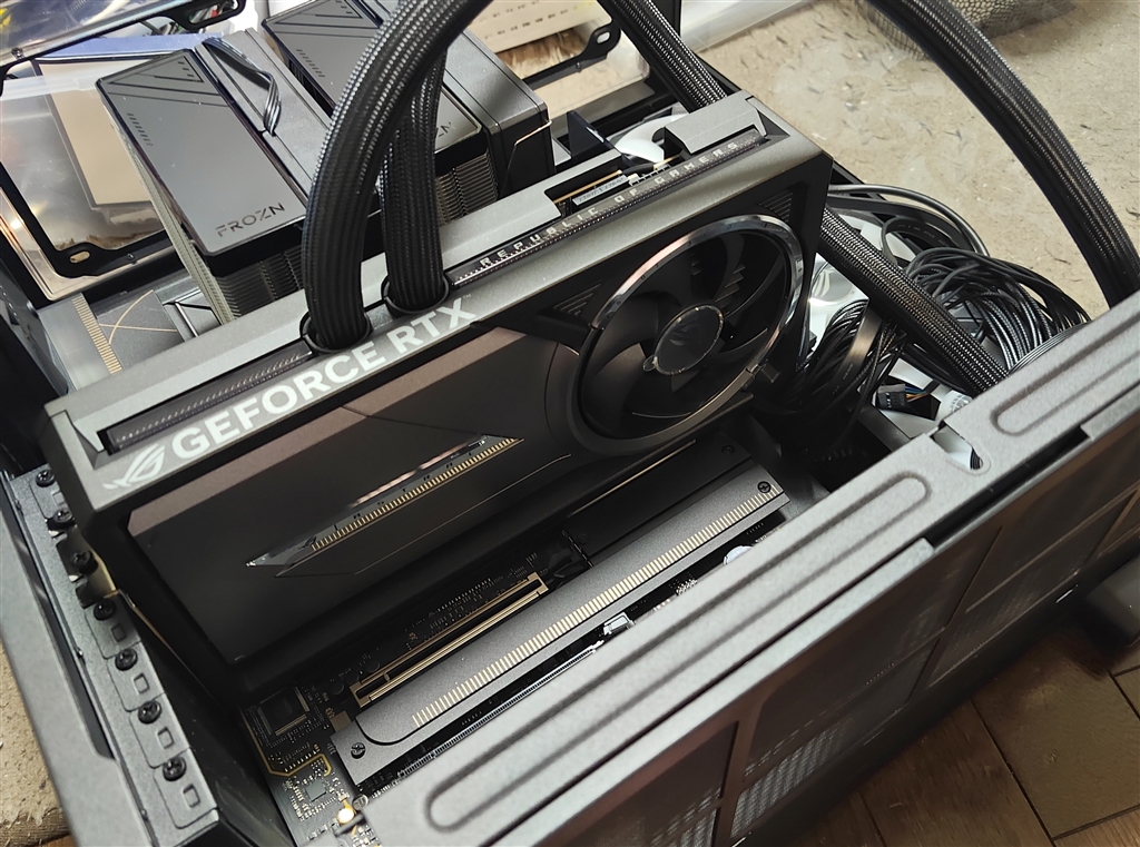 投げ売り近日取下げ、外箱破、本体小傷有。ROG Astral RTX5090水冷 巨大な「ROG Astral」ビデオカードなど、ASUSが「RTX 50シリーズ」の
