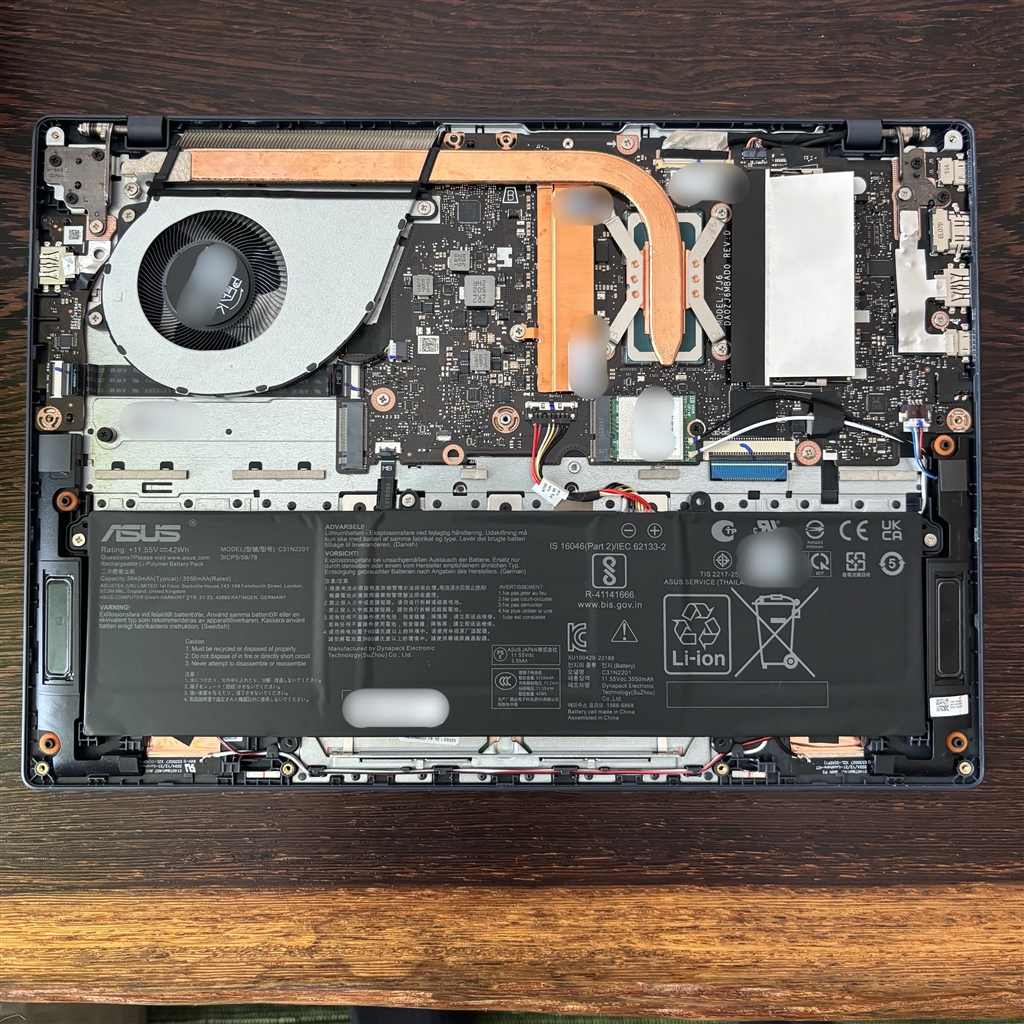 価格.com - 『裏蓋を開けSSDを取り出したところ』ASUS Vivobook