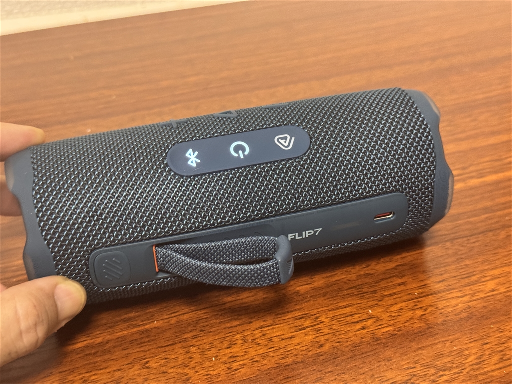 価格.com - 『電源ボタンや再生ボタン、+-ボタンなどが並ぶ。』JBL