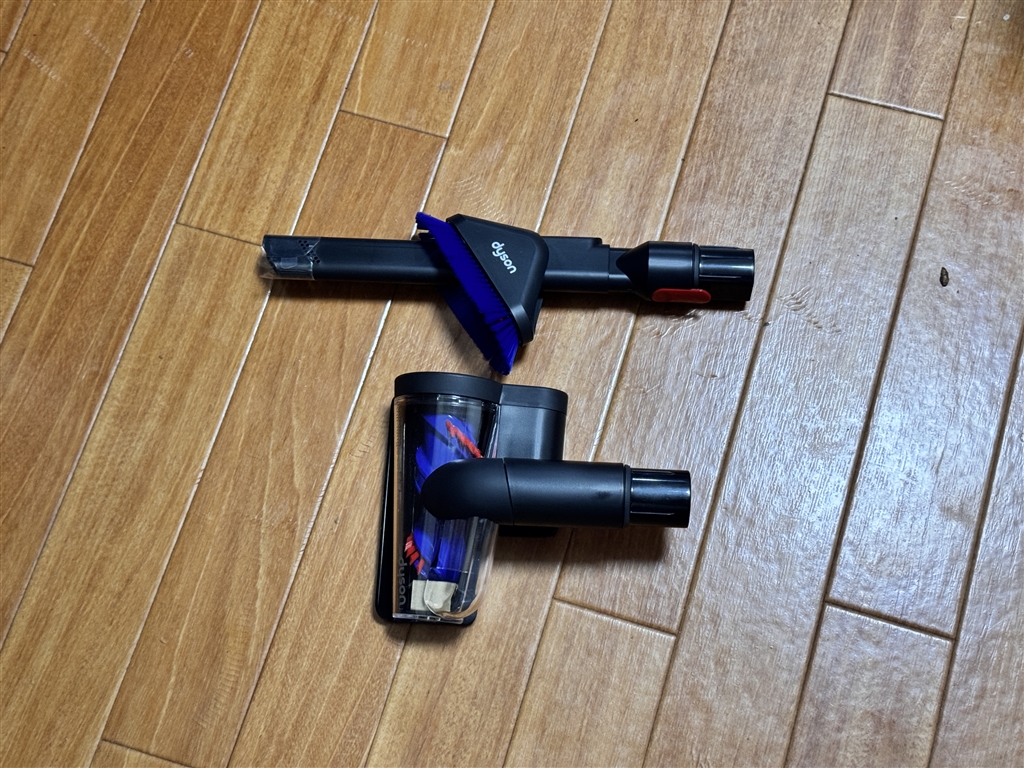 価格.com - 『付属のアクセサリ。ブラシ付き隙間ノズルと、毛がらみ