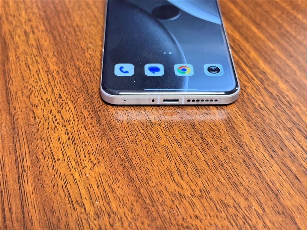 価格.com - 『底面にUSB Type-C端子とSIMスロットを配置。』Xiaomi 15