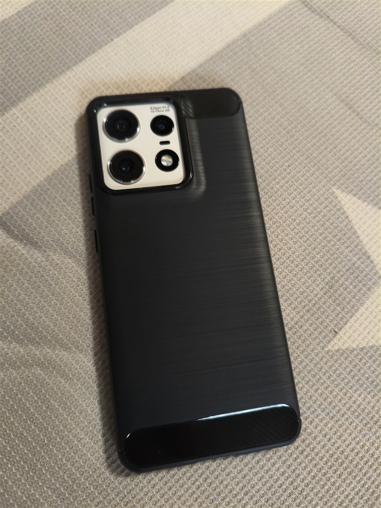 価格.com - 『この黒いケースはハイドロゲルフィルムに干渉し