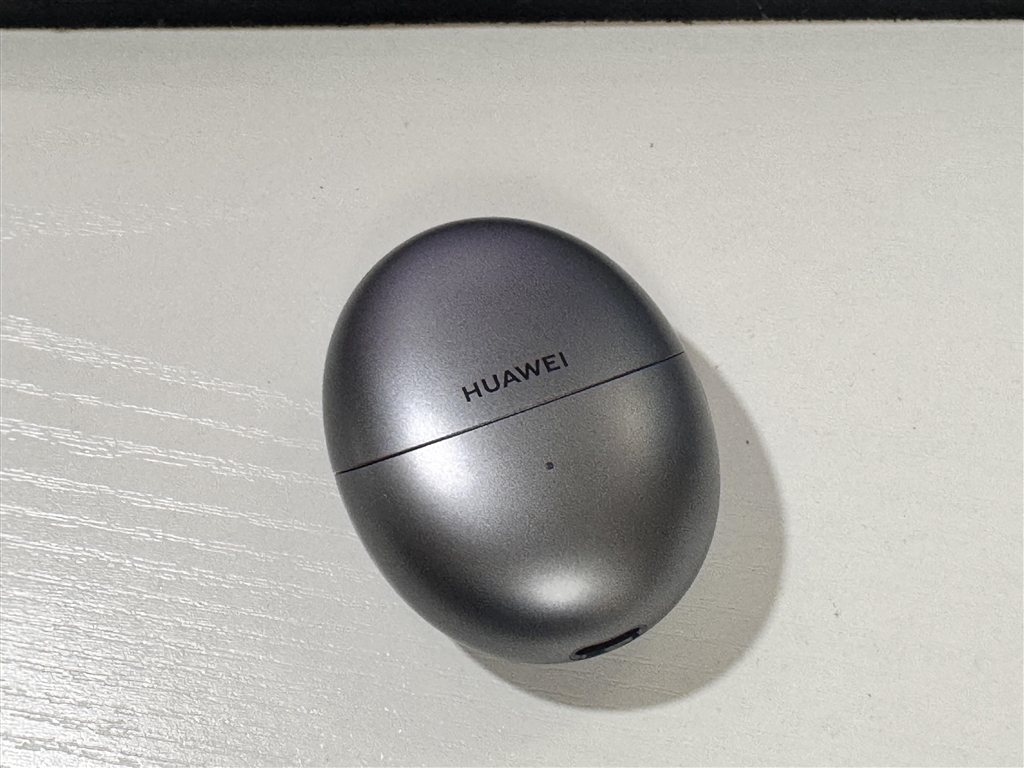 価格.com - 『充電ケースは卵形。ホワイトとパープルも用意。』HUAWEI