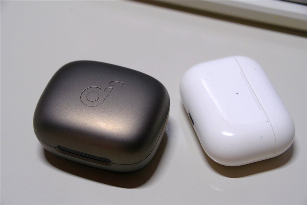 価格.com - 『ケースはAirPodsProより二回り大きいイメージ