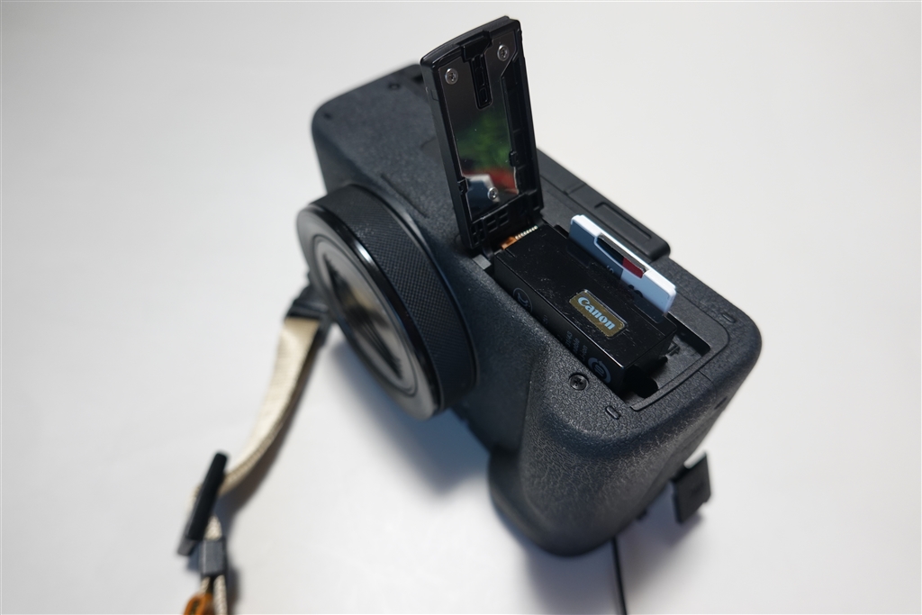 価格.com - 『バッテリーとSDカードは底面側に内蔵させる方式