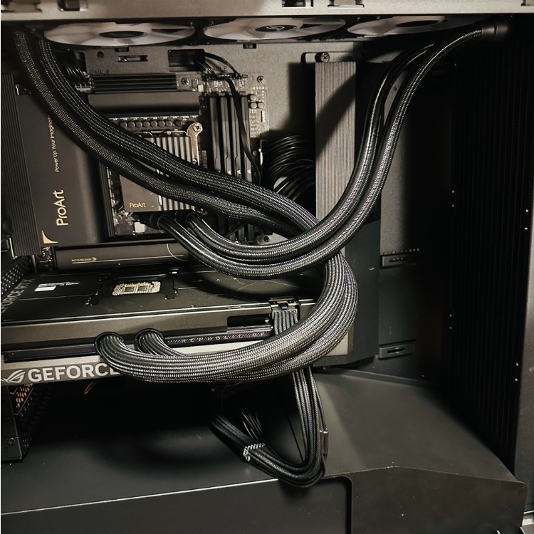 価格.com - 『こだわりないなら簡易水冷でも可』ASUS ROG-ASTRAL-LC
