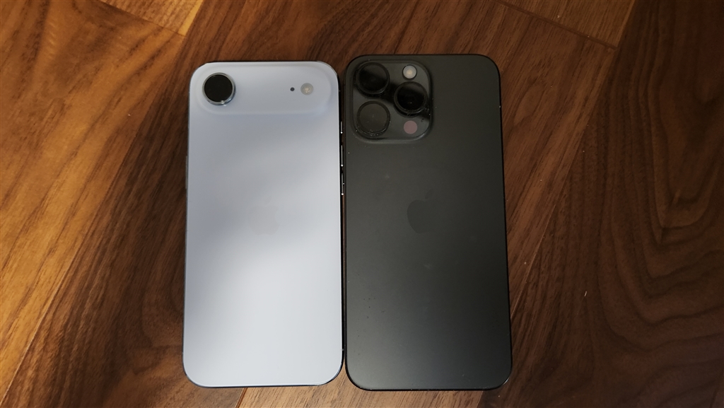 価格.com - 『左がAir、右が15ProMax。Airの方が少し小さい。』Apple